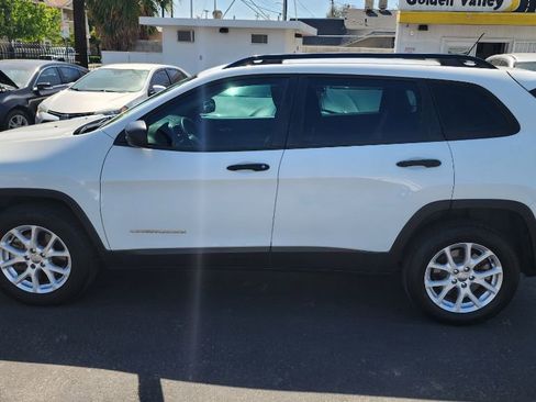 Used 2016 Jeep Cherokee Sport AWD/4WD image 2