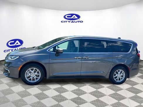 Used 2023 Chrysler Pacifica Touring-L FWD image 8