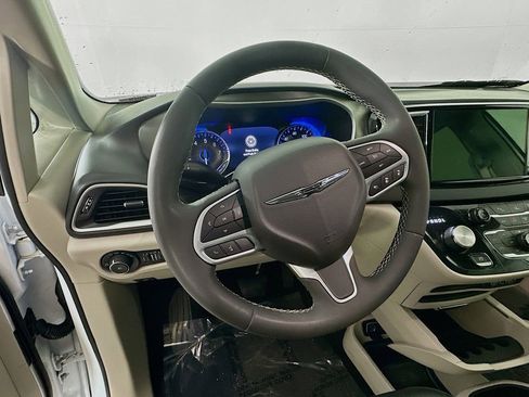 Certified 2024 Chrysler Pacifica Touring-L image 18