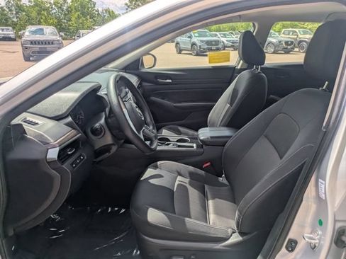 Used 2024 Nissan Altima 2.5 SV FWD image 14