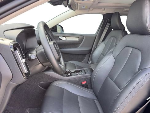 Used 2025 Volvo XC40 B5 Core AWD/4WD image 10