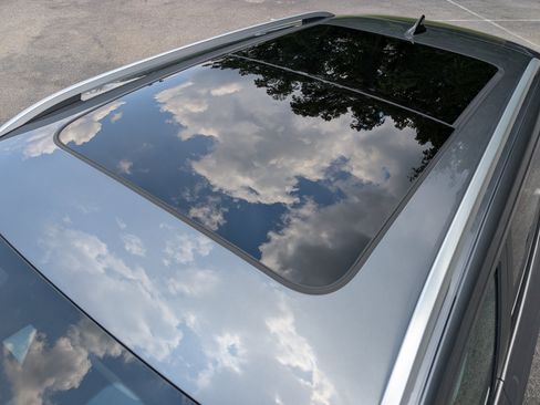 Used 2025 Volkswagen Taos SE w/ Panoramic Sunroof Package FWD image 14