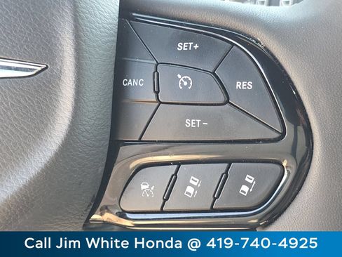 Used 2024 Chrysler Pacifica Limited FWD image 30