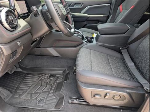 Used 2025 Chevrolet Colorado Z71 AWD/4WD image 9
