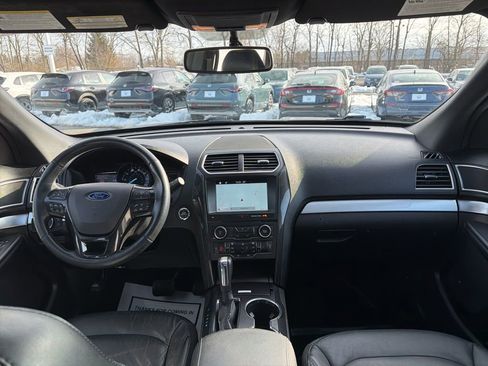 Used 2017 Ford Explorer XLT w/ Equipment Group 202A image 12