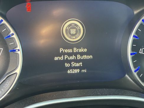 Used 2024 Chrysler Pacifica Touring-L FWD image 3