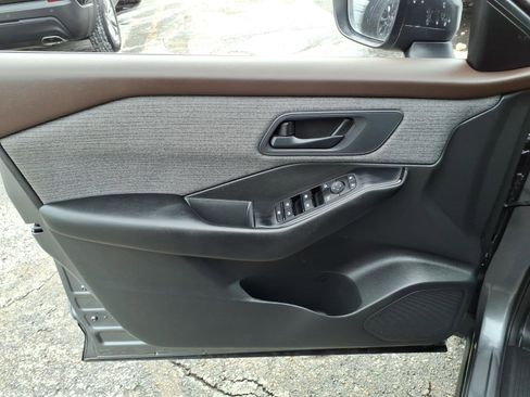 Used 2023 Nissan Rogue S image 11