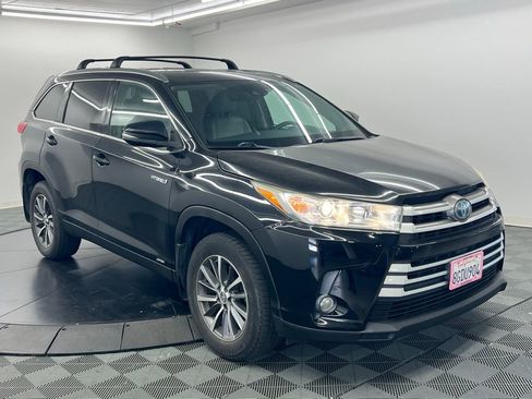 Used 2019 Toyota Highlander XLE image 2