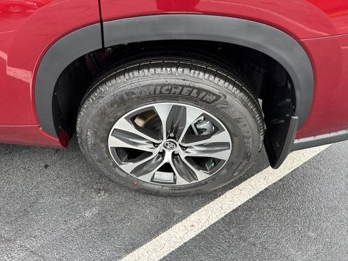 New 2026 Toyota Highlander XLE image 12