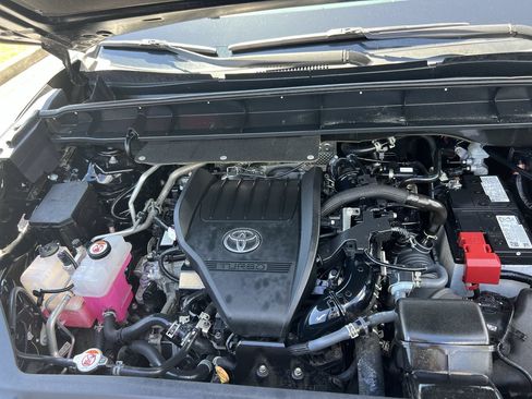 Used 2024 Toyota Highlander LE FWD image 36