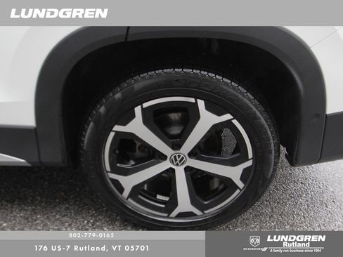Used 2025 Volkswagen Tiguan SE w/ Panoramic Sunroof Package AWD/4WD image 14
