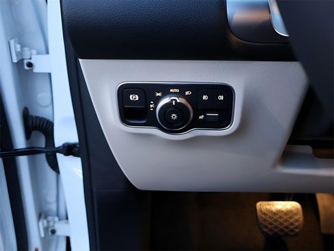 New 2025 Mercedes-Benz GLB 250 4MATIC image 35