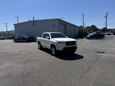 Used 2022 Nissan Frontier SV w/ SV Premium Package AWD/4WD image 3