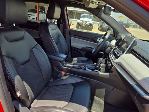 Used 2025 Jeep Compass Latitude w/ Sun & Sound Group AWD/4WD image 30