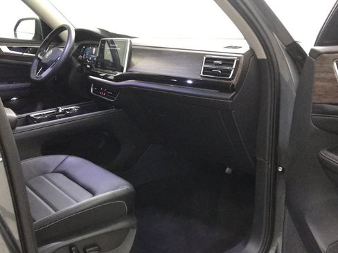 Used 2024 Volkswagen Atlas SEL AWD/4WD image 18