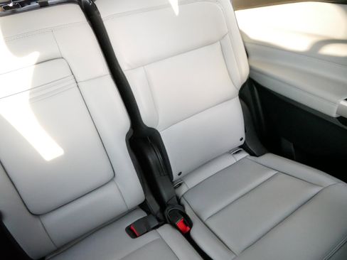 Used 2021 Ford Explorer XLT w/ Equipment Group 202A image 14