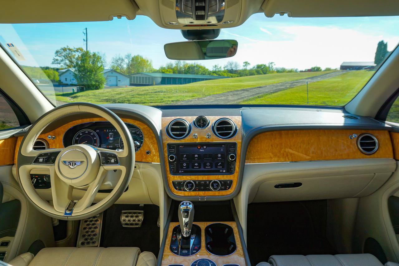 Used 2017 Bentley Bentayga AWD/4WD image 11