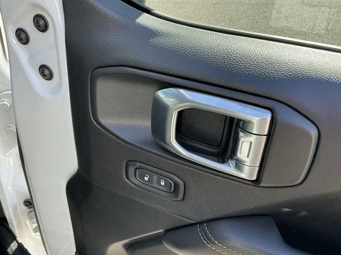 Used 2022 Jeep Wrangler Unlimited Sahara image 18