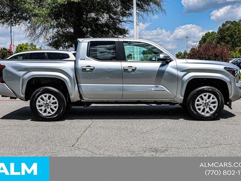 Used 2024 Toyota Tacoma SR5 AWD/4WD image 10