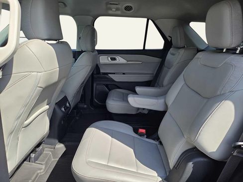 Used 2025 Ford Explorer Active w/ Active Comfort Package RWD image 15