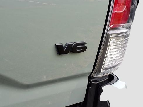 Used 2022 Toyota Tacoma TRD Off-Road image 12