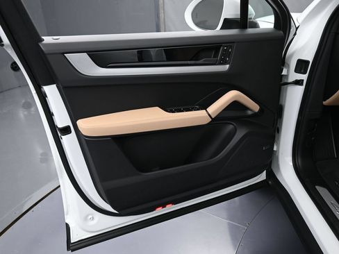 Certified 2025 Porsche Cayenne Coupe AWD/4WD image 15