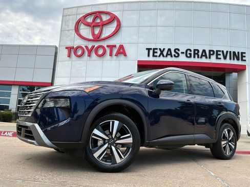 Used 2026 Nissan Rogue SL FWD image 2