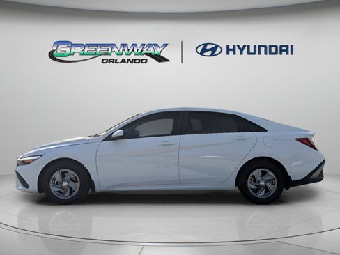 Used 2024 Hyundai Elantra SE FWD image 9