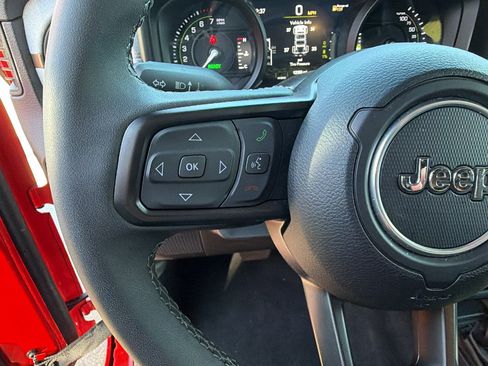 Used 2025 Jeep Wrangler Willys AWD/4WD image 21
