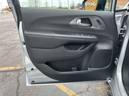 New 2026 Chrysler Pacifica Select image 23