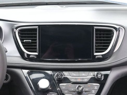 Used 2024 Chrysler Pacifica Limited FWD image 26
