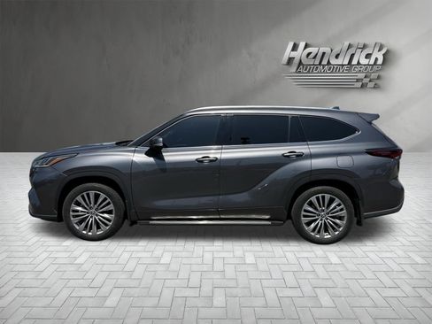 Used 2024 Toyota Highlander Platinum FWD image 6