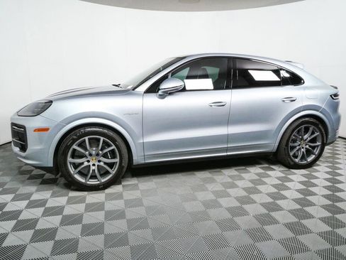 Certified 2024 Porsche Cayenne Turbo AWD/4WD image 2