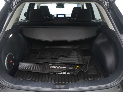 Used 2023 Toyota Corolla Cross LE image 9