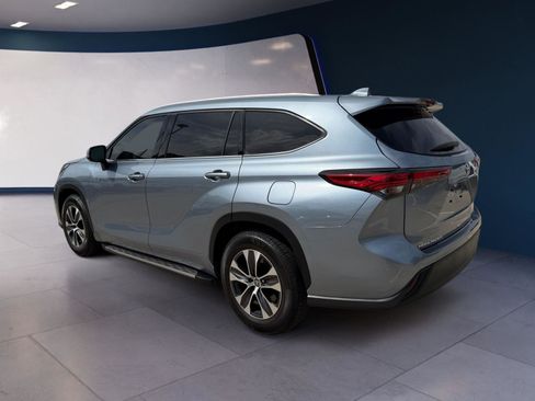 Used 2022 Toyota Highlander XLE FWD image 3