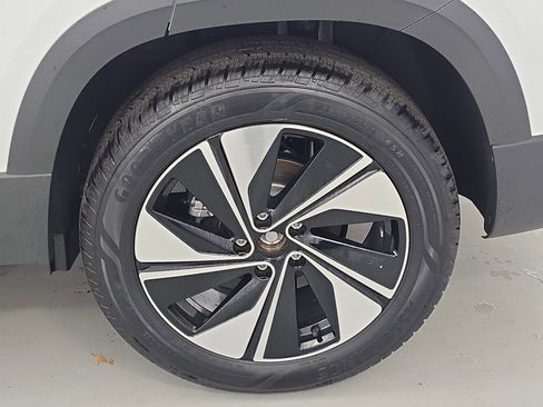 New 2026 Volkswagen Taos SE image 32