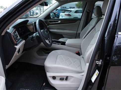Certified 2025 Volkswagen Atlas SE image 11