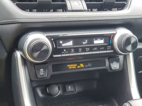 Used 2021 Toyota RAV4 LE image 14