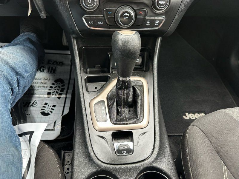 Used 2014 Jeep Cherokee Latitude w/ Cold Weather Group FWD image 15