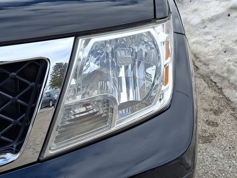 Used 2019 Nissan Frontier SV image 9