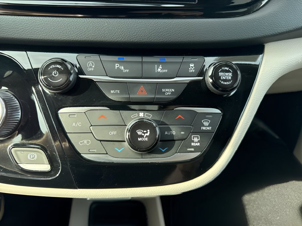 Used 2024 Chrysler Pacifica Touring-L FWD image 22