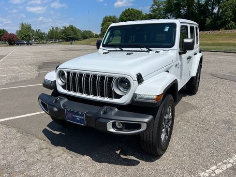 Used 2025 Jeep Wrangler Unlimited Sahara AWD/4WD image 4