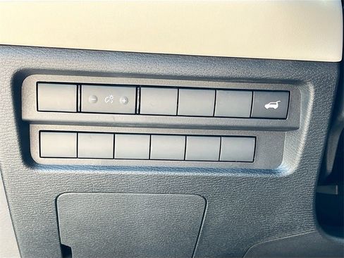 New 2025 Mitsubishi Outlander SE image 9