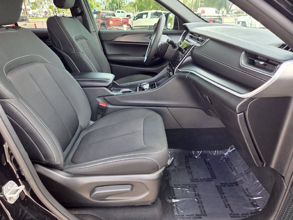 Used 2025 Jeep Grand Cherokee Laredo RWD image 14