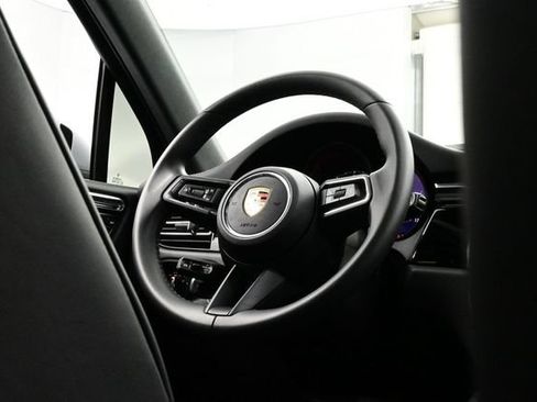 Certified 2025 Porsche Macan AWD/4WD image 21