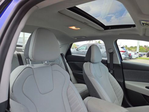 Used 2025 Hyundai Elantra Limited image 11