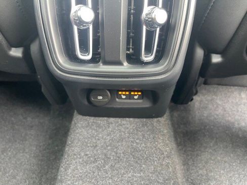 Used 2025 Volvo XC40 B5 Plus image 12