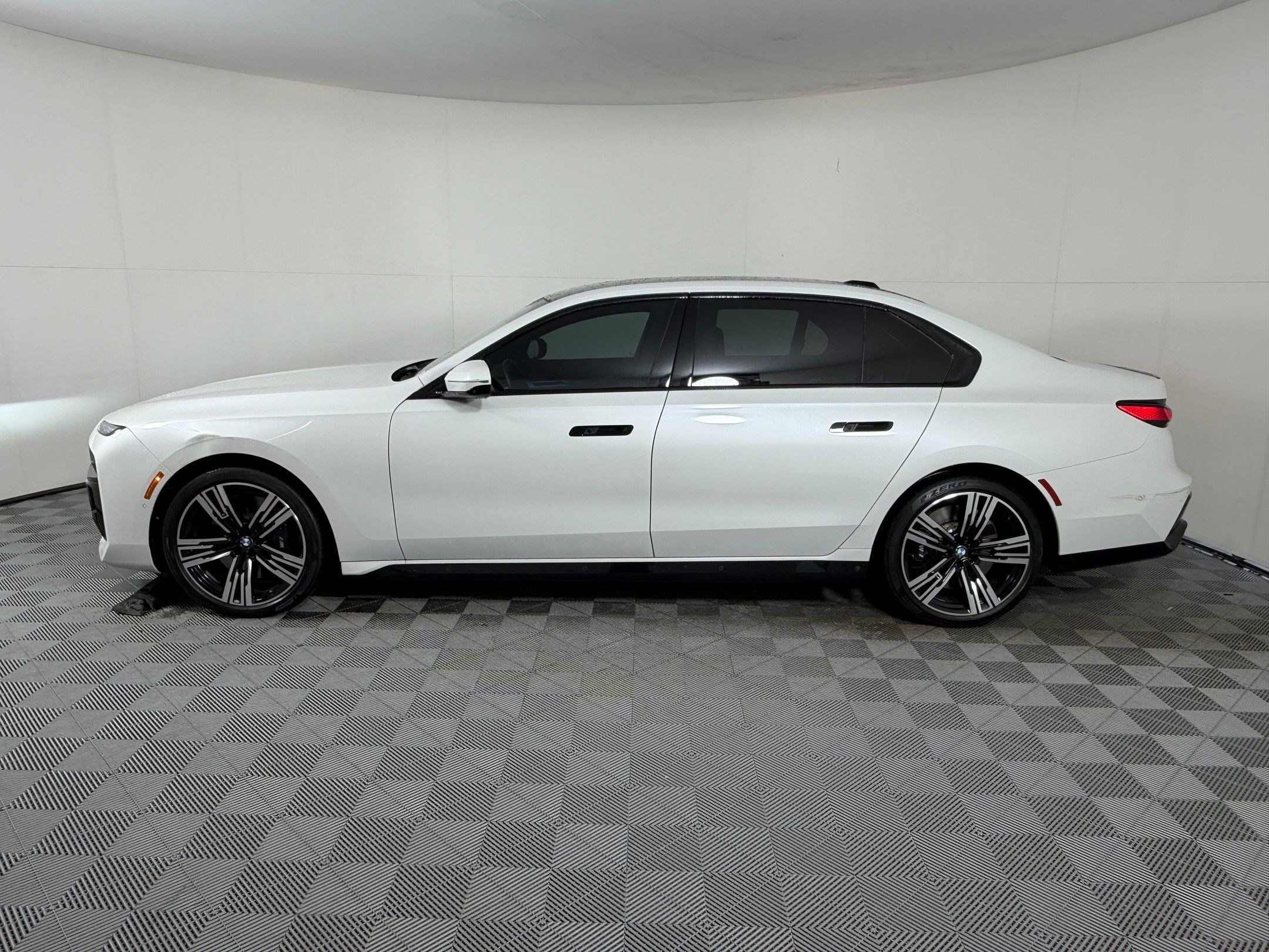 Used 2024 BMW 760i xDrive w/ Executive Package AWD/4WD image 2