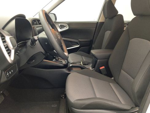 Used 2025 Kia Soul LX w/ LX Technology Package FWD image 17