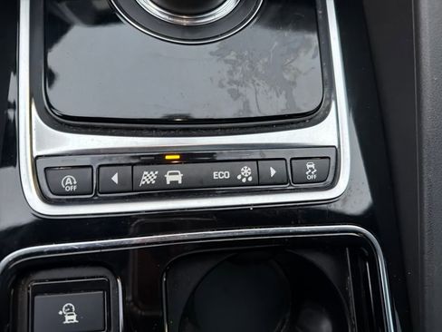 Used 2019 Jaguar F-PACE Premium image 16